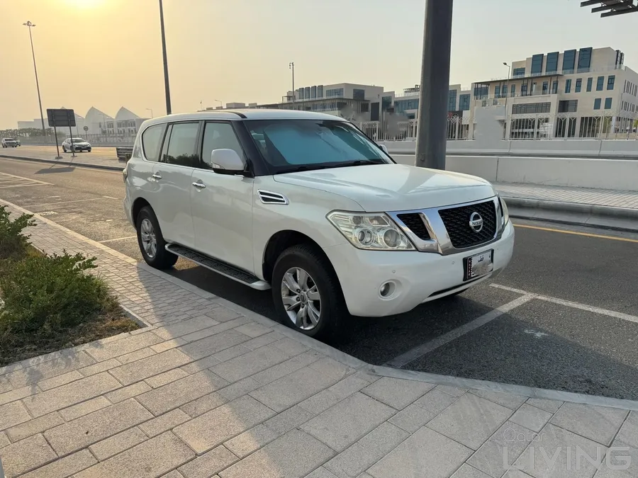 Great condition Nissan Patrol SE 2012 and New Battery and Tires  . Serious buyer